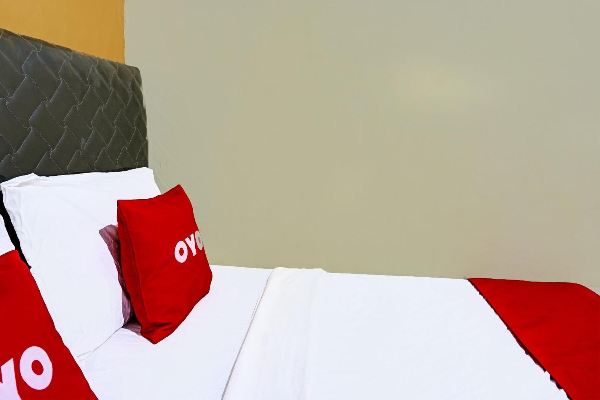 Oyo 91825 Ayu Lestari Homestay Nganjuk Екстер'єр фото