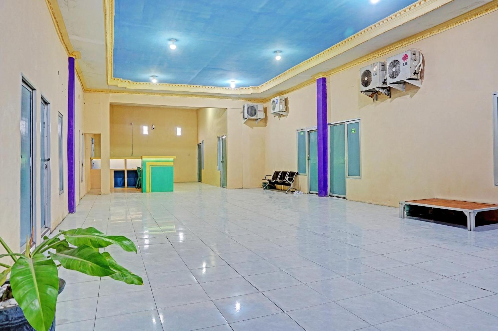 Oyo 91825 Ayu Lestari Homestay Nganjuk Екстер'єр фото