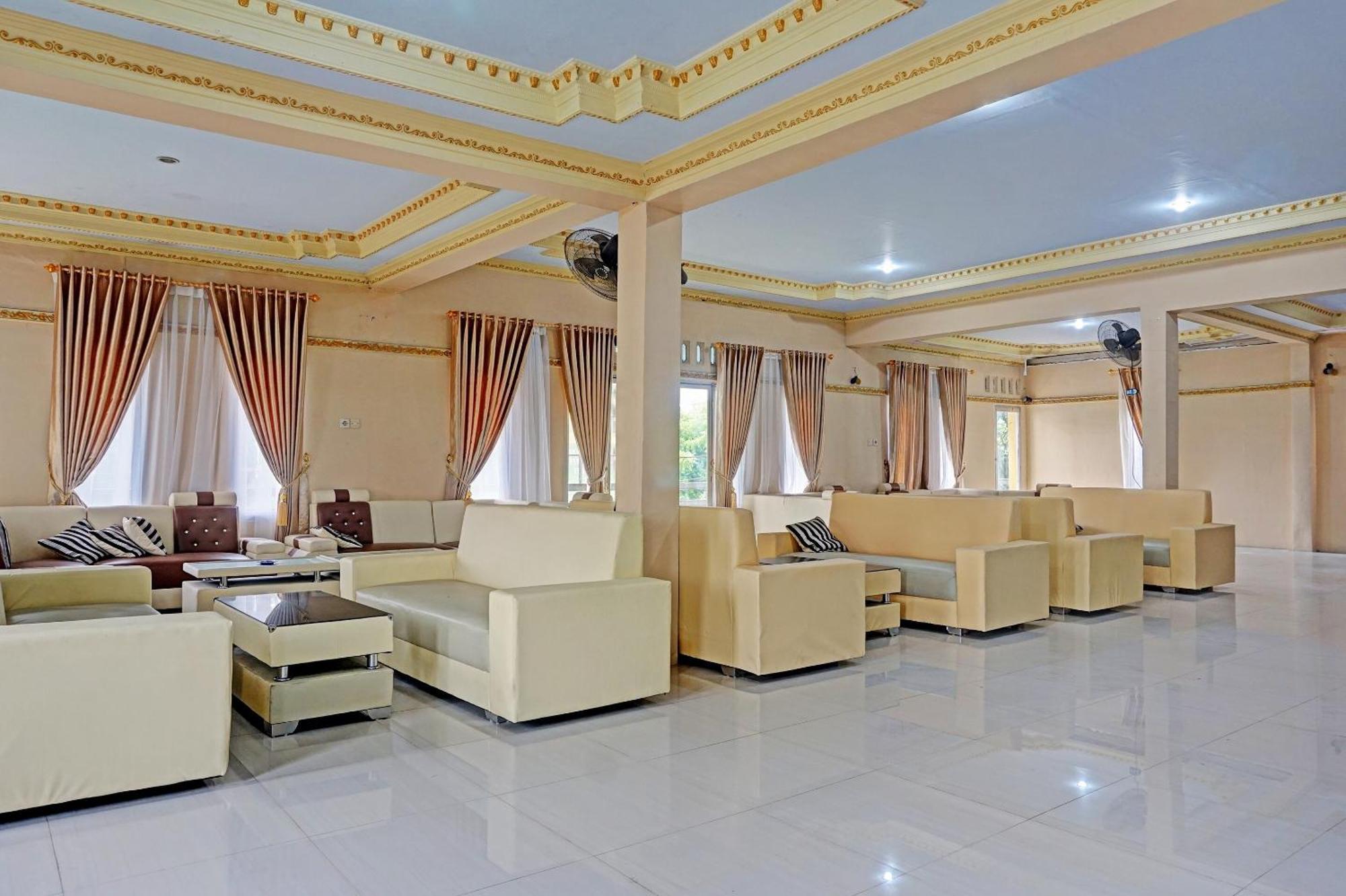 Oyo 91825 Ayu Lestari Homestay Nganjuk Екстер'єр фото