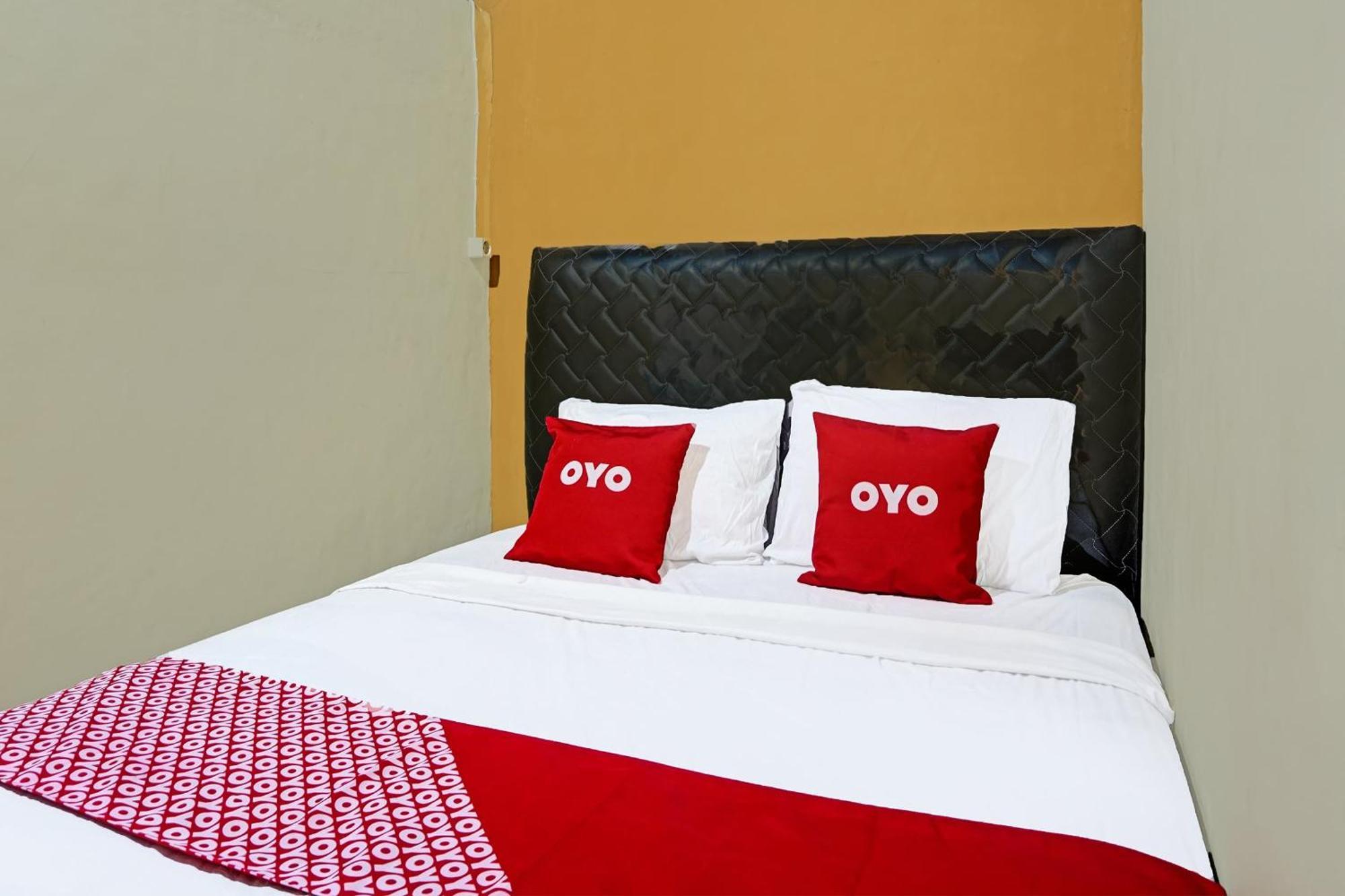 Oyo 91825 Ayu Lestari Homestay Nganjuk Екстер'єр фото